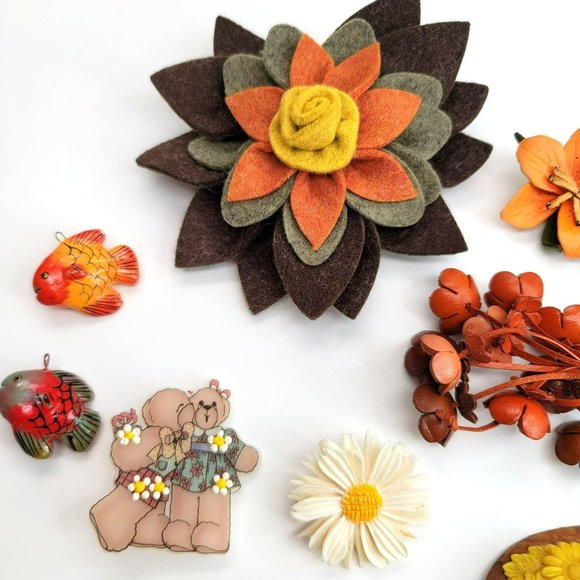 Vintage Pin and Pull Collection 10 Item Lot Felt Metal Plastic Leather CT500 - Picture 2 of 7